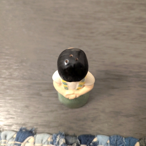 Vintage 1956 Napco Salt or Pepper Shaker "Kissing Holland" - Picture 3 of 6
